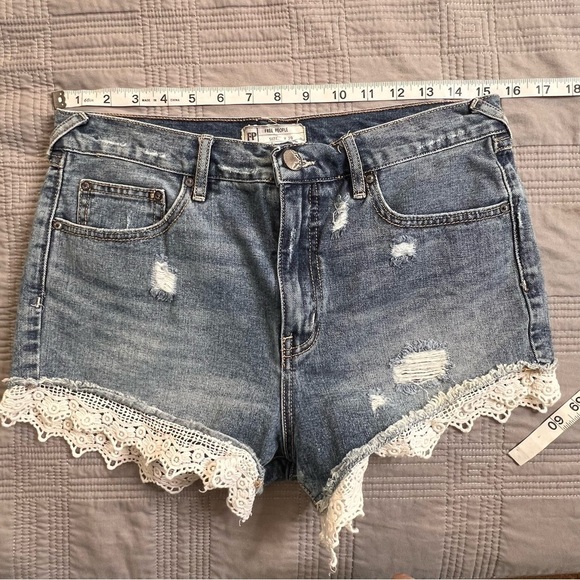 Free People Lace Trim Distressed Denim Blue Jean Shorts Women’s Size 29 - Picture 4 of 7